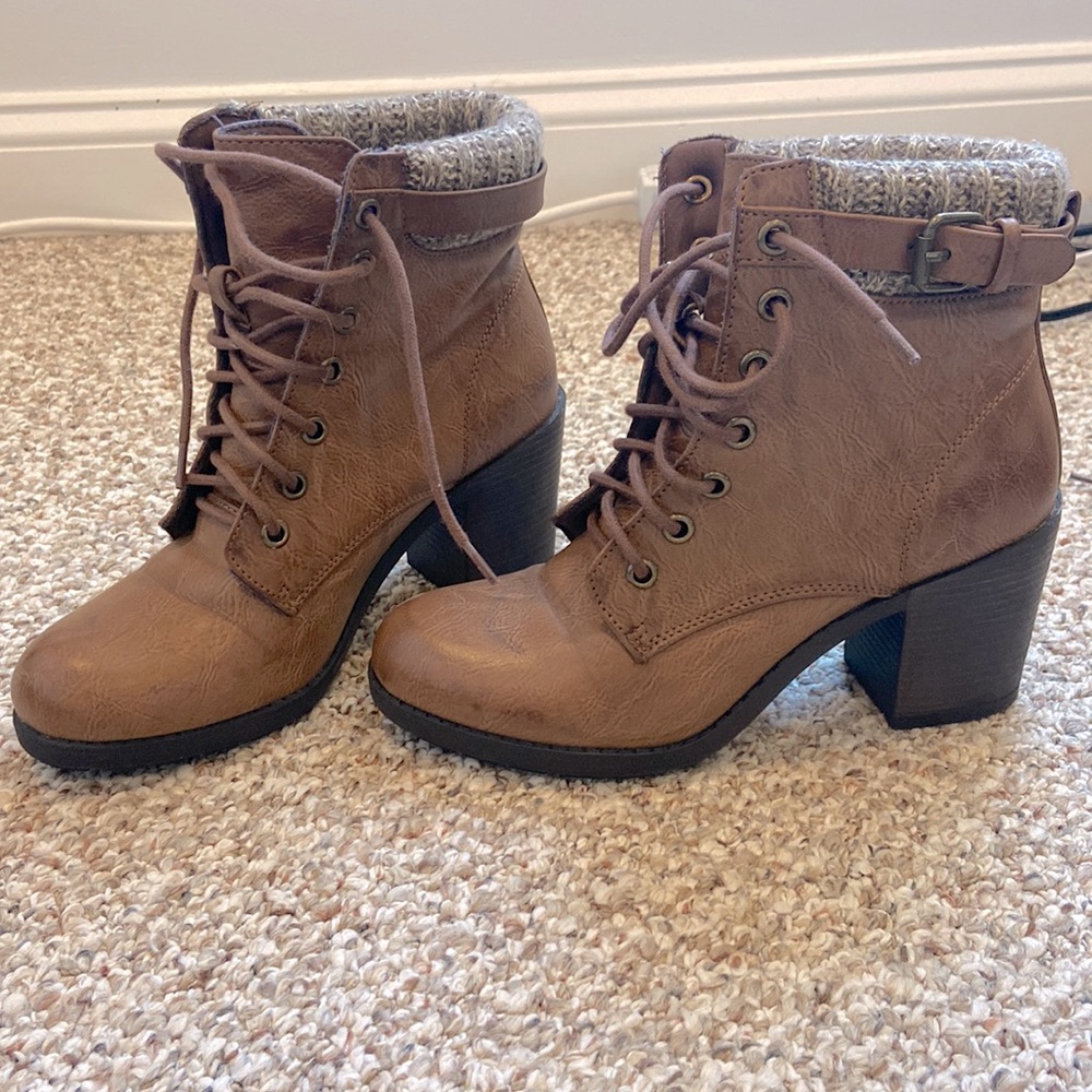 Size 6 lace up combat style ankle bootie